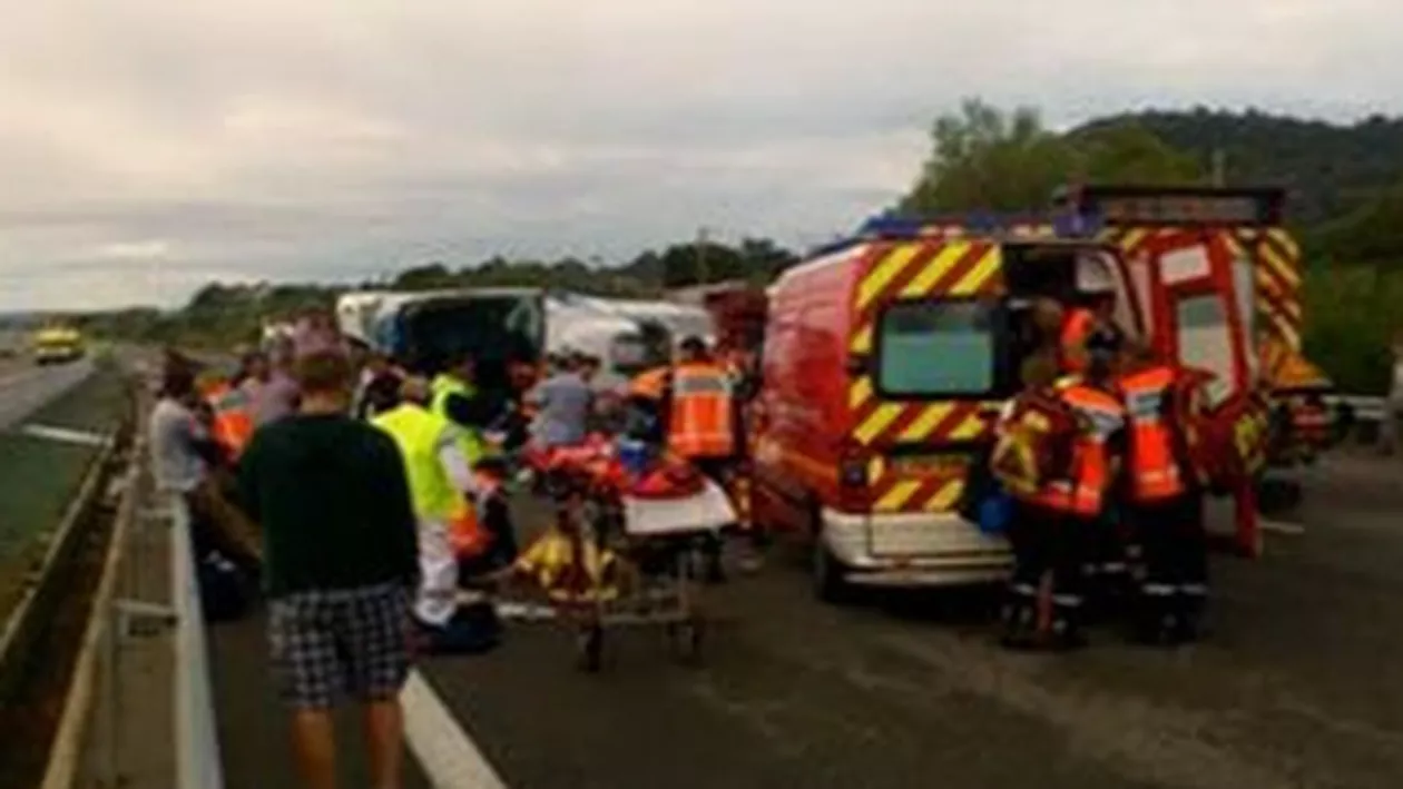 Șase români răniţi în accidentul din Franţa, aduşi în ţară cu un avion militar
