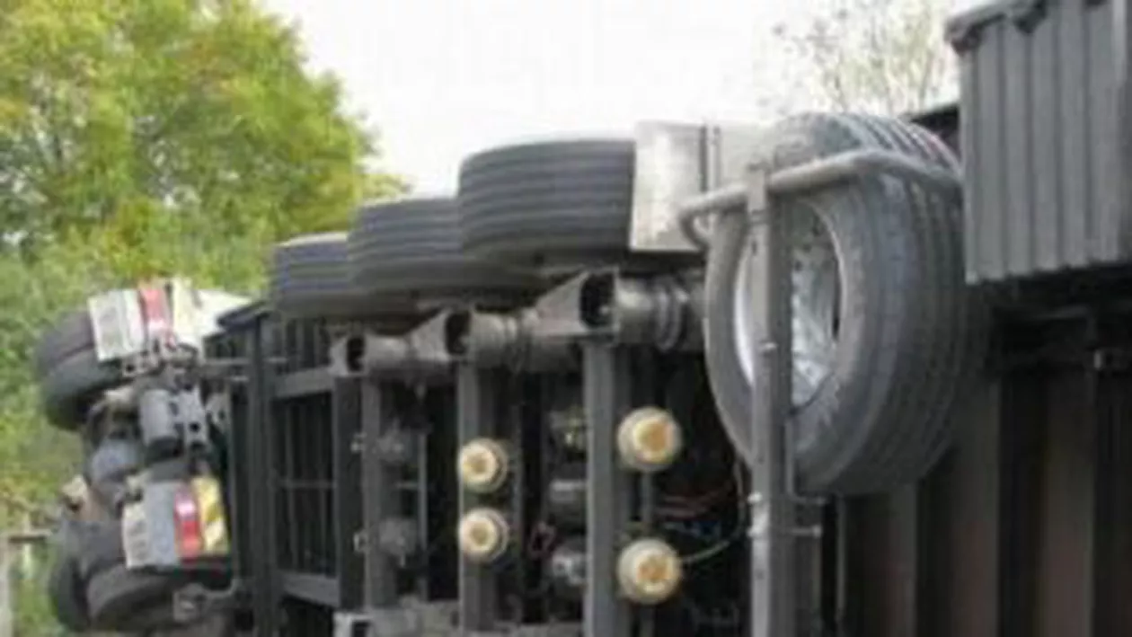 Un tir cu 20 de tone de sodă caustică la bord s-a răsturnat pe A1 în judeţul Giurgiu. Nu există pericol de explozie