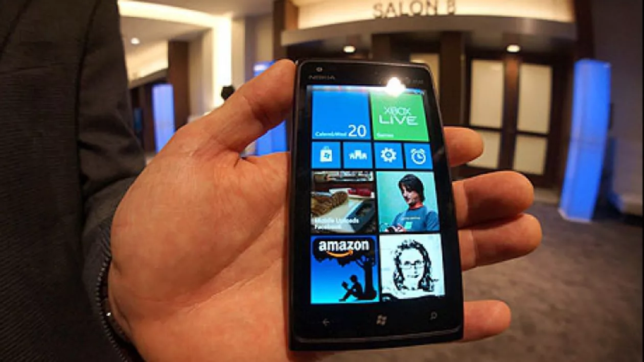 IPHONE 5 are concurenţă: Microsoft are în teste smartphone-ul Windows