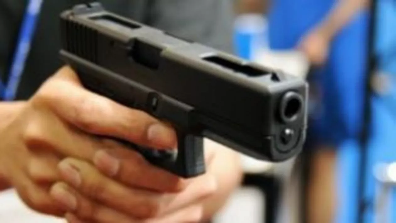 Bătaie cu săbii și focuri de armă într-o localitate din Iași, pentru o bucată de pământ