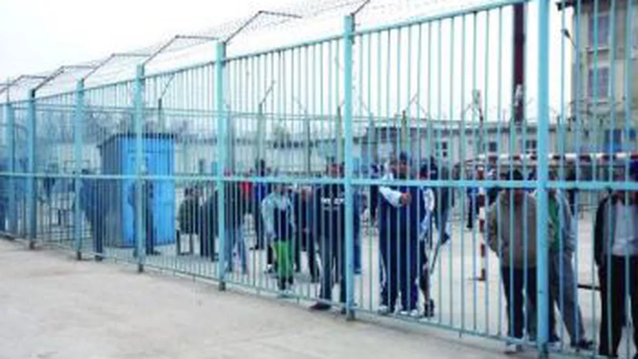 Penitenciarul Iaşi: Un deţinut a fost înjunghiat de un coleg în timp ce se plimbau în curte