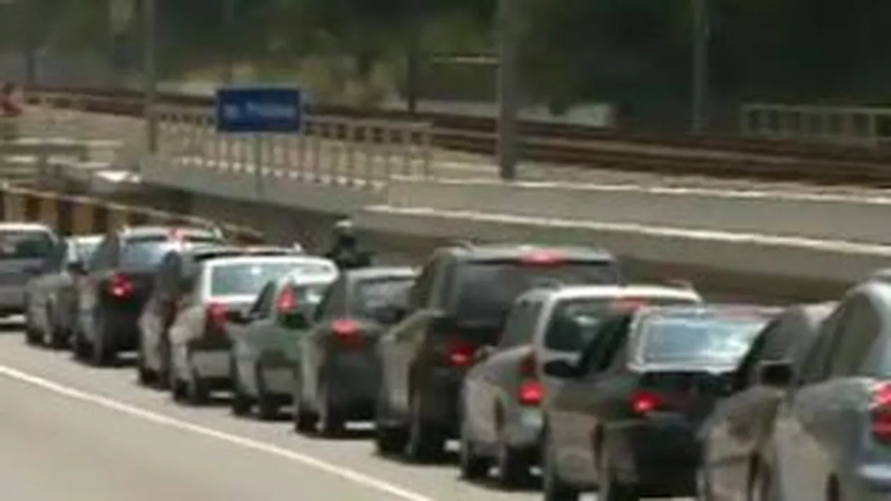 Aglomerație în trafic în staţiunile de pe Valea Prahovei din cauza turiștilor