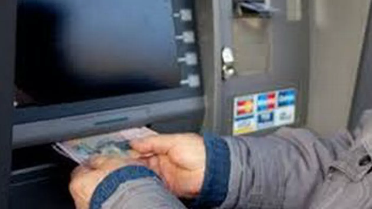 Doi tineri suspectați de furturi din bancomate, prinși de polițiștii din București