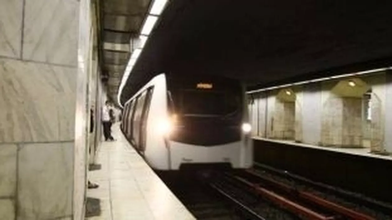 Trafic blocat temporar la metroul din Bucureşti, după ce o femeie s-a aruncat pe şine. Victima, dusă la spital în stare de joc