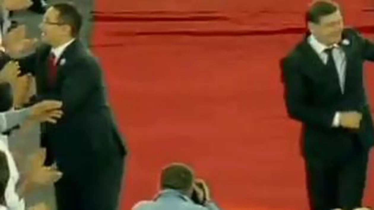 Ponta și Antonescu, intrare pe covorul roșu și pe ritmuri de AC/DC în Arena Națională