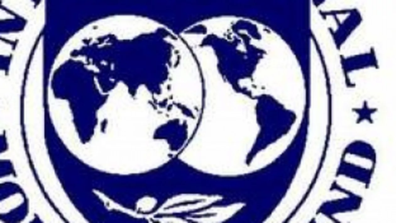 FMI: Agravarea crizei din zona euro ar putea reduce PIB cu 5% în România; leul ar scădea cu 15-20%