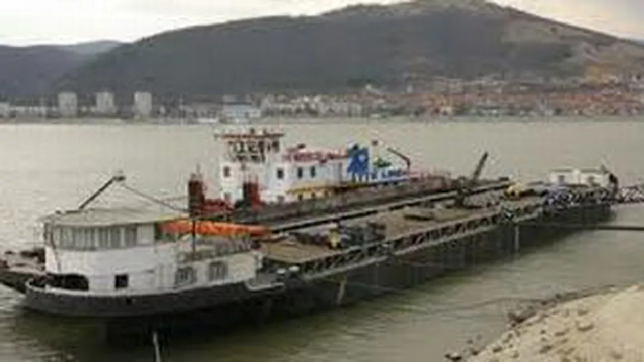 Un tânăr s-a înecat în Dunăre, după ce tractorul în care se afla a căzut de pe puntea unui bac