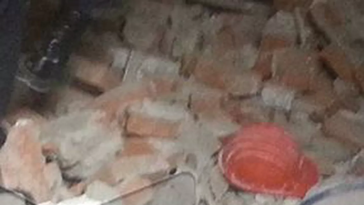 Buzău: Un bărbat a murit, iar un copil a fost rănit după ce peretele casei  a căzut peste ei
