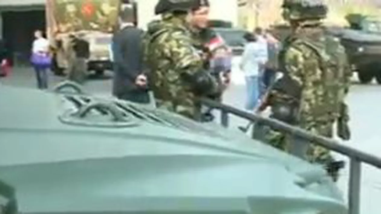 Spectacole de fanfară militară şi expoziţii cu tehnică militară şi armament, la mall