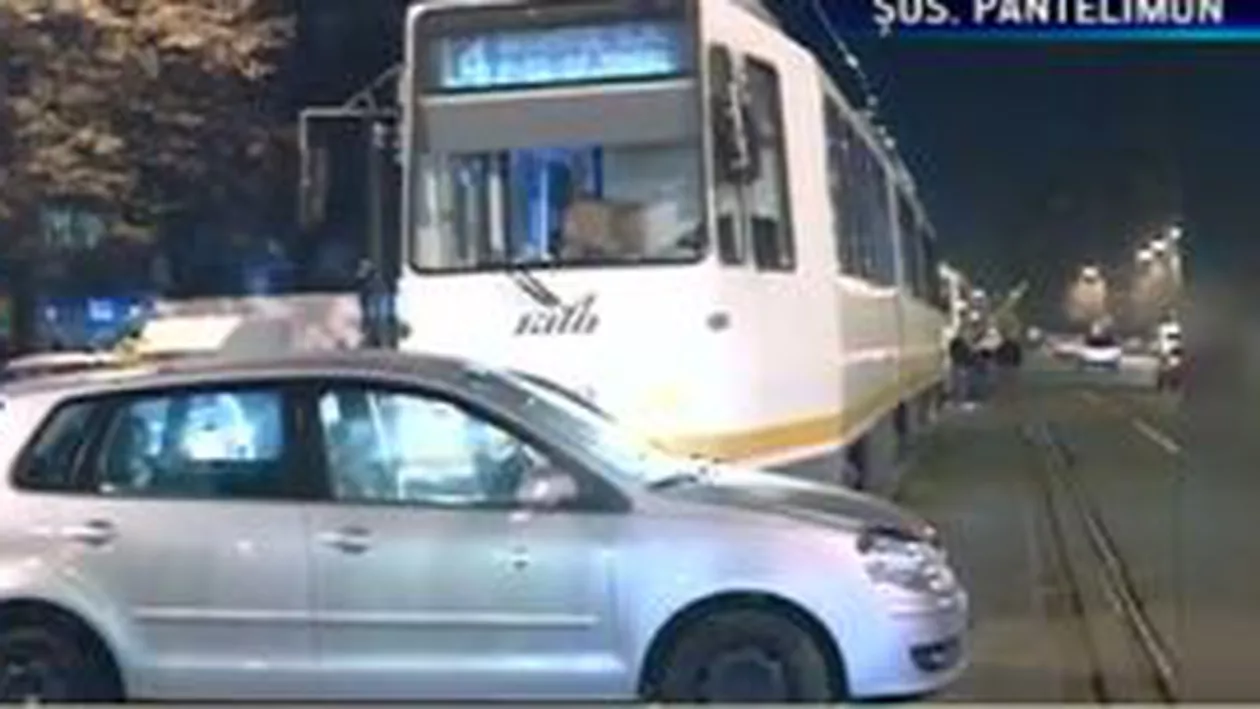 Accident în București: Două  victime au ajuns la spital, după ce au intrat cu mașina într-un tramvai
