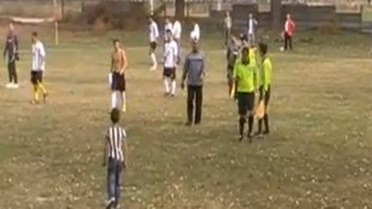Furie mare pe stadionul din Oltenița: Arbitrul, alergat și bătut pe teren de un jucător eliminat la un meci din Liga a V-a (VIDEO)