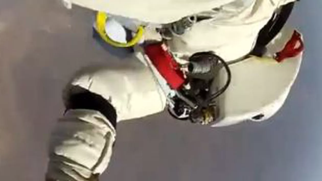 Noi imagini din timpul saltului supersonic al lui Felix Baumgartner (VIDEO)