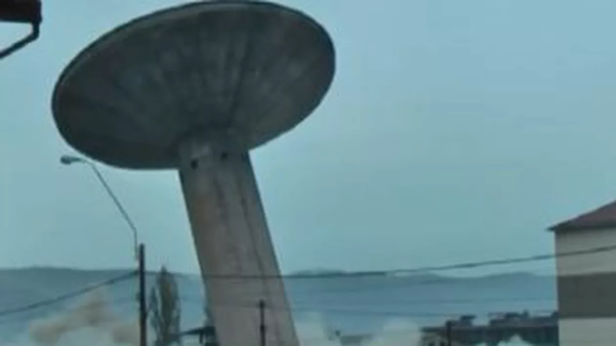 Imagini incredibile: Un turn de apă din Mediaș a fost demolat greșit și a căzut peste casele oamenilor (VIDEO)