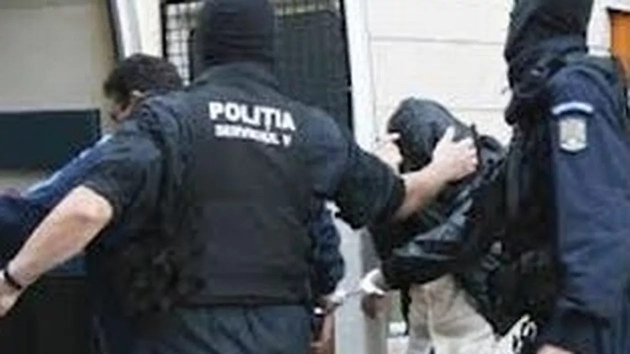 Dosarul fraudelor bancare: Zece persoane au fost arestate preventiv la Călărași