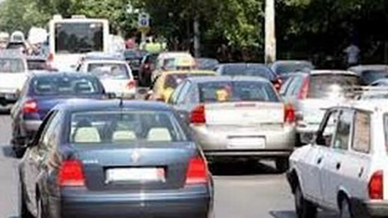 Circulaţia pe DN 10 Buzău - Braşov, a fost reluată, după ce mai mulți bolovani s-au desprins de pe versantul aflat pe marginea şoselei