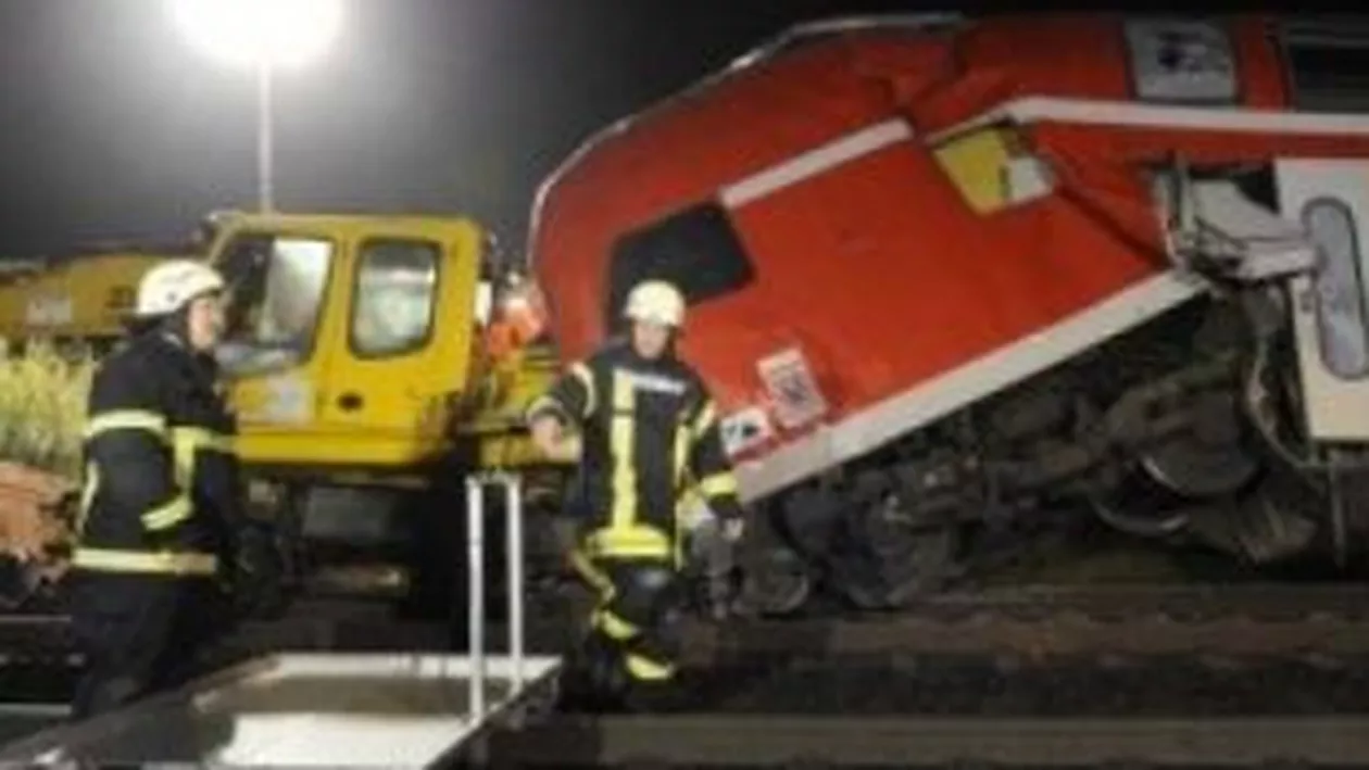 Accident în Caraș-Severin: Un tir a fost lovit de tren, doi pasageri au fost răniți