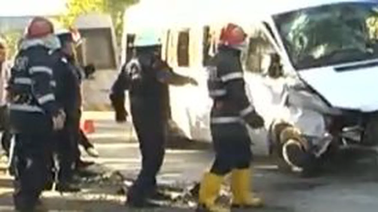 Accident cu 17 răniţi la Târgu Jiu, după ce microbuzul în care se aflau a fost lovit de un autoturism