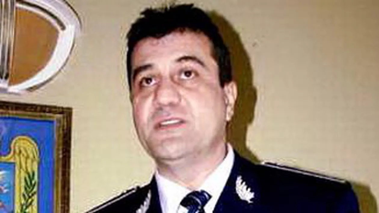 Şeful DIAS, Emanoil Moraru, care apare dezbrăcat în mai multe fotografii spune că a fost vorba de glume între colegi