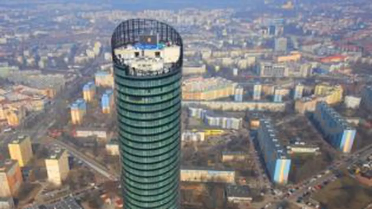 Clădirea Sky Tower din București, depășită în înălțime de către o replică cu același nume din Polonia