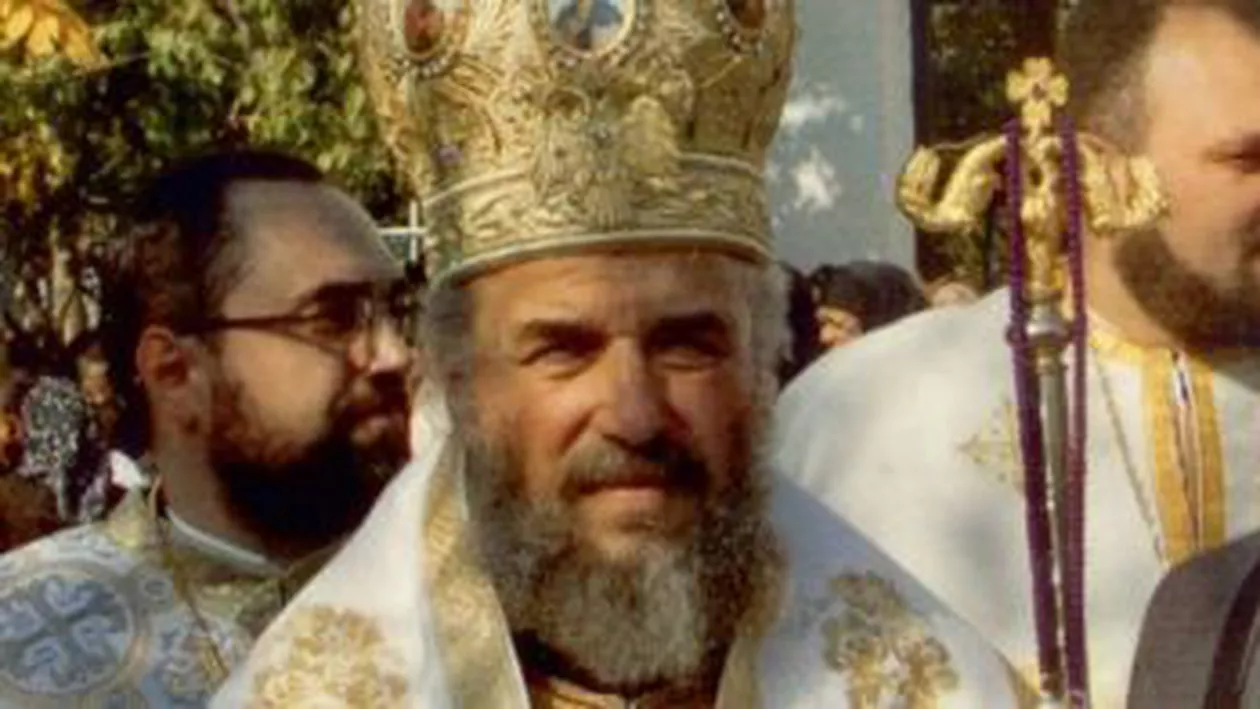Arhiepiscop, partener al unui candidat USL în alegerile parlamentare: Înaltpreasfinţitul apare pe un pliant de promovare în Galați (FOTO)