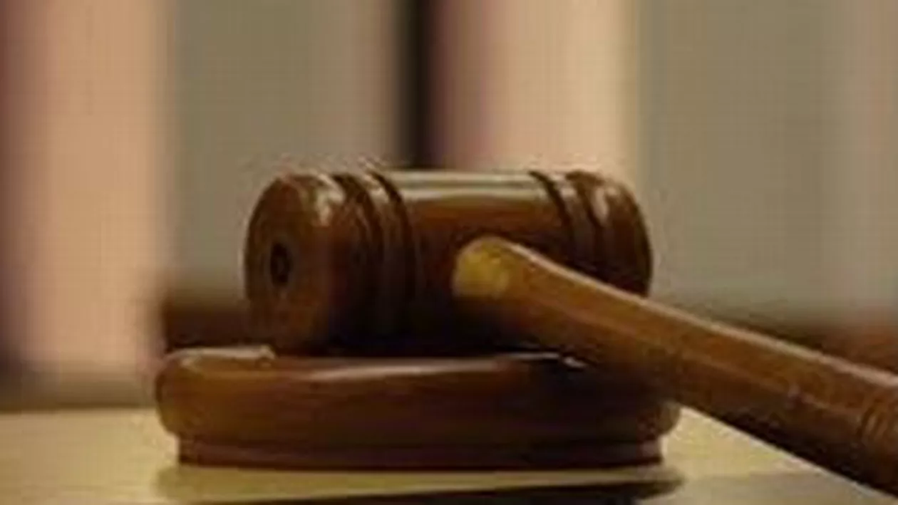 Inspectorii falși care au furat 100.000 de euro de la o casă de schimb din București, condamnați la închisoare