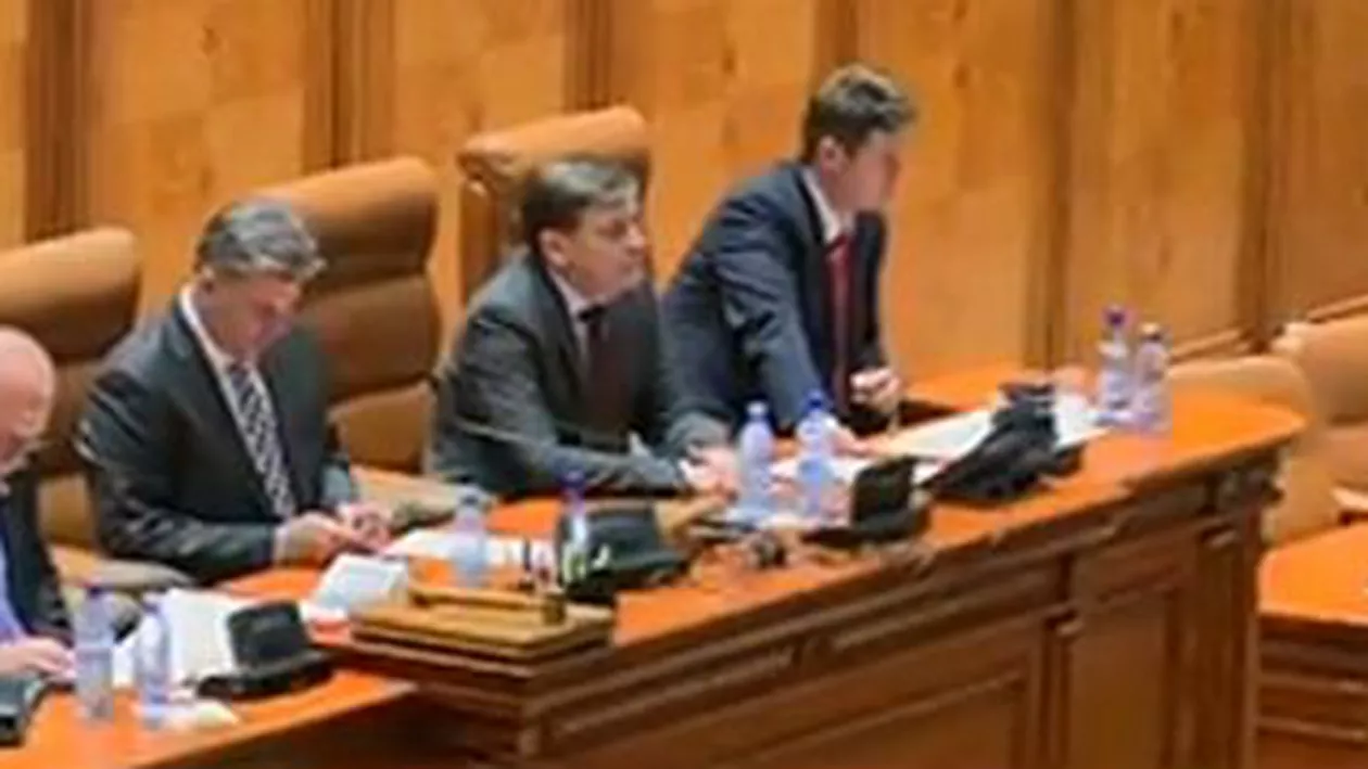 Parlamentul a adoptat rezoluţia care îi cere președintelui să susţină propunerile CE şi PE de buget