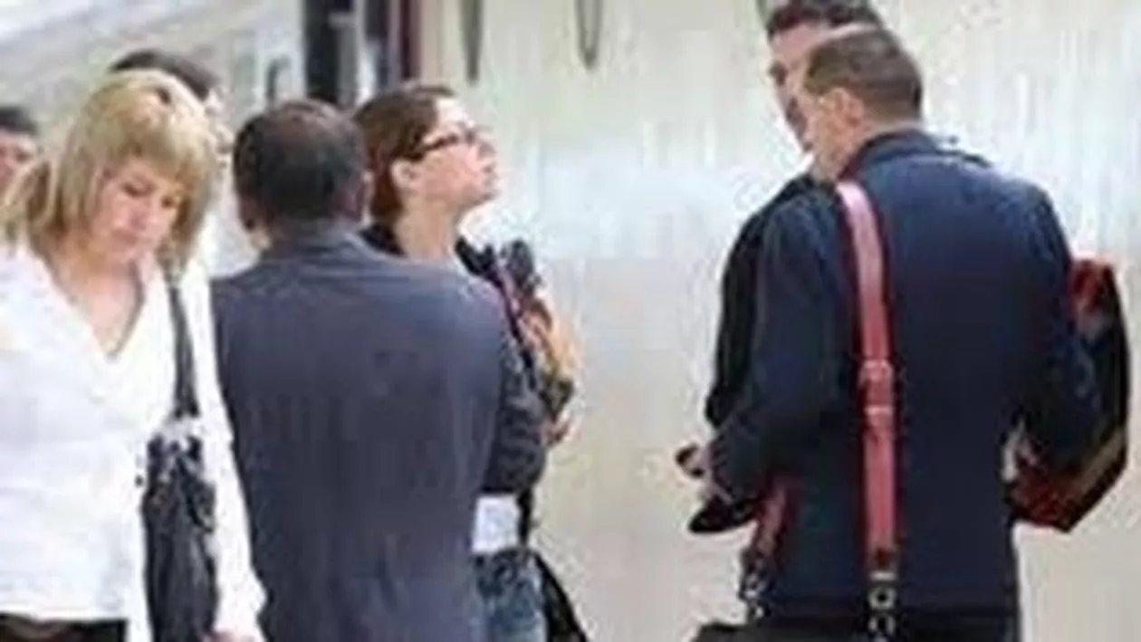 Doi şefi de staţie de la CFR Infrastructură Brașov, reţinuţi pentru dare de mită