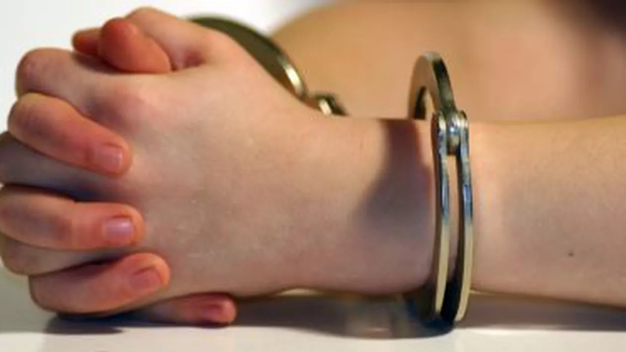 Trei minori, reținuți de polițiști după ce au fost prinși furând de la clienții unor restaurante din București