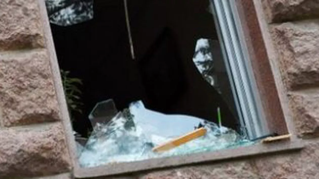 Scandal cu bâte și arme albe în Harghita: Peste 40 de persoane duse la Poliție