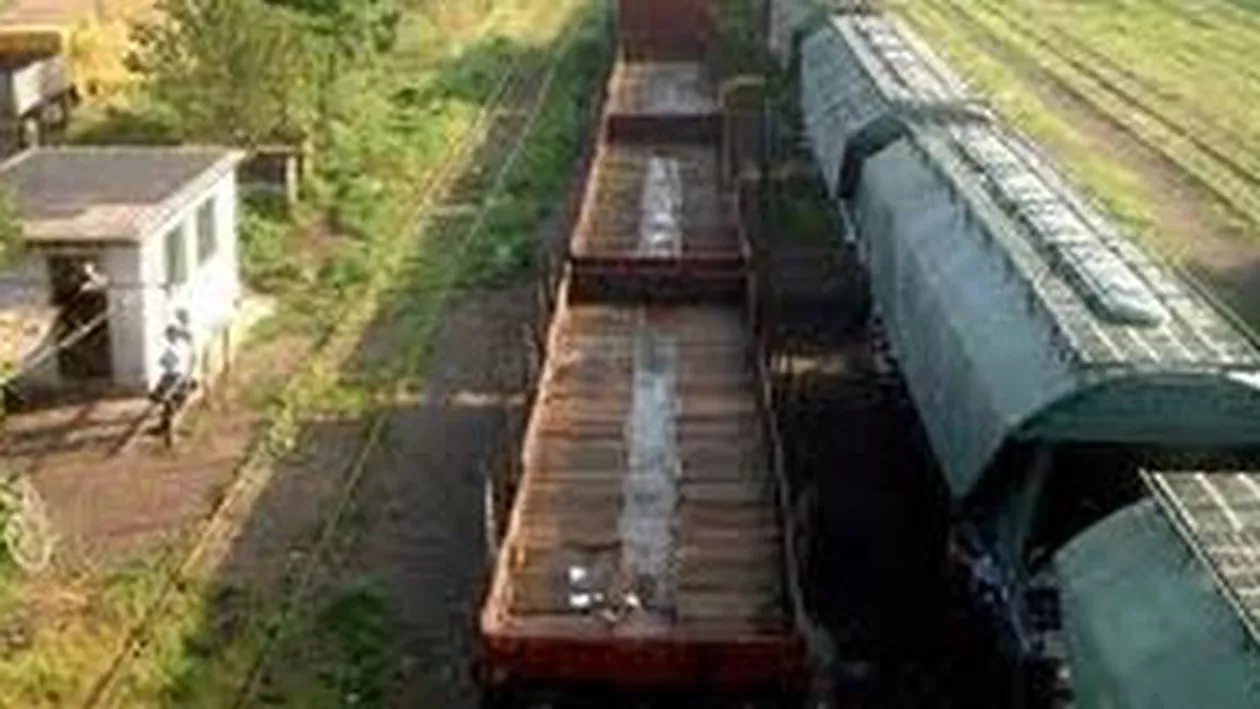 Șapte vagoane au luat foc în stația Triaj CFR, din apropierea Gării de Nord din Capitală