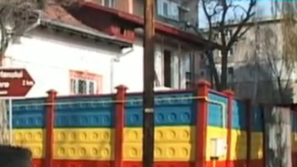 Un bărbat din Petroşani şi-a vopsit gardul în tricolor pentru a-și demonstra patriotismul