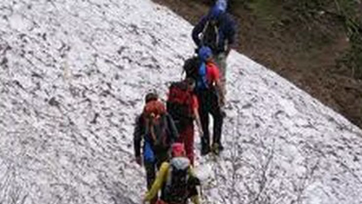 Cinci turişti au rămas blocaţi pe o porțiune de gheață, în Masivul Bucegi
