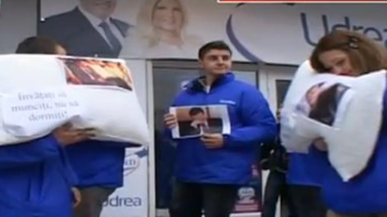 Protest inedit la Roman: Manifestanții au venit cu perne și ceasuri deşteptătoare, pentru a-i cere lui Crin Antonescu să se trezească