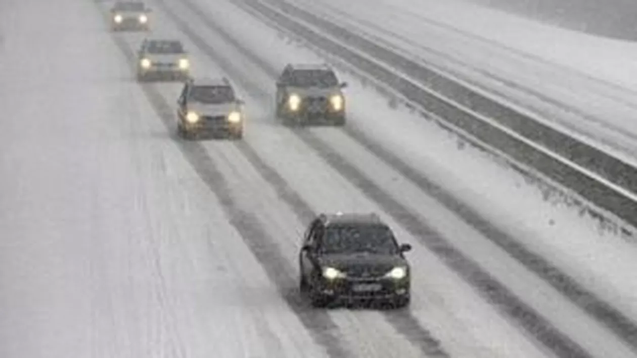 Circulaţie îngreunată de zăpadă în Pasul Tihuţa şi pe alte drumuri din nordul judeţului Bistrița-Năsăud