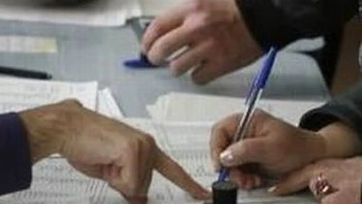 Guvern: Românii aflaţi în tranzit în diferite state pot vota la ambasadă. Ministrul de Interne infirmă