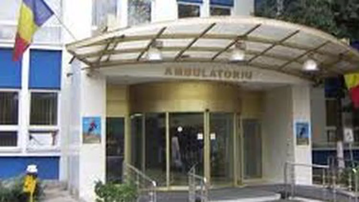 O femeie a murit după ce s-a aruncat de la etajul 13 al Spitalului Universitar din Bucureşti