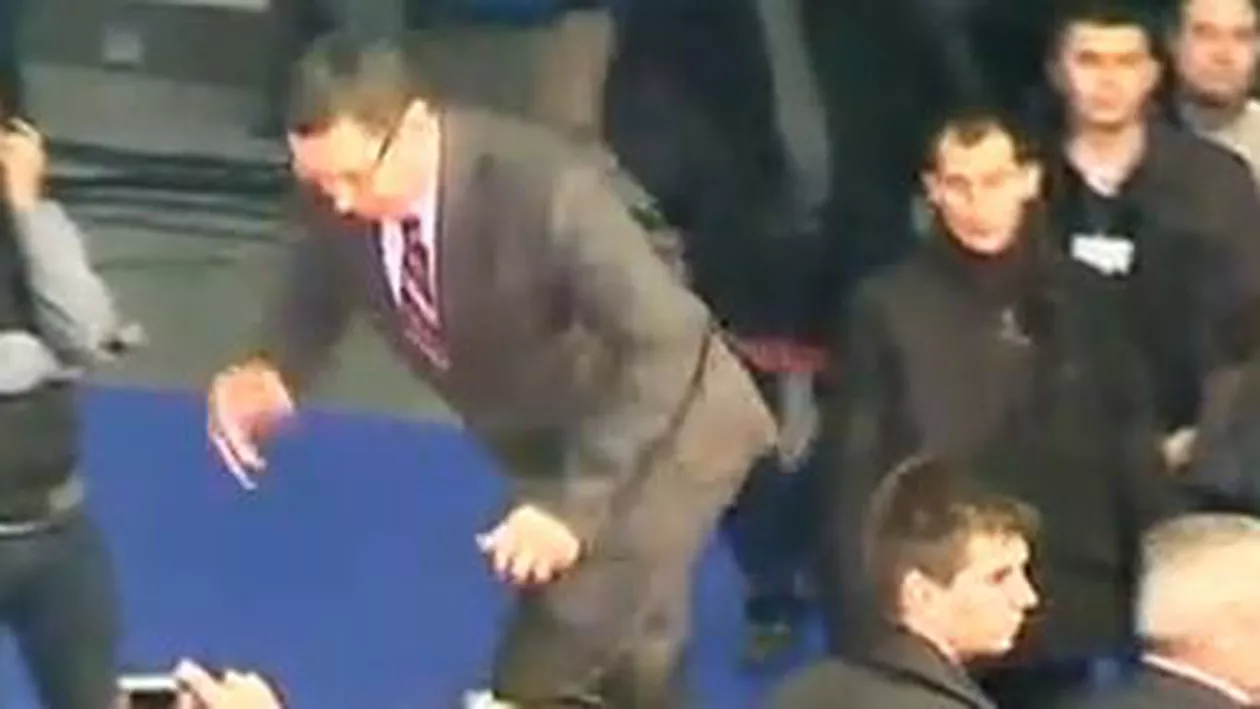 Ghinion la final de campanie pentru USL: Victor Ponta s-a împiedicat pe scena Sălii Polivalente din Craiova (VIDEO)
