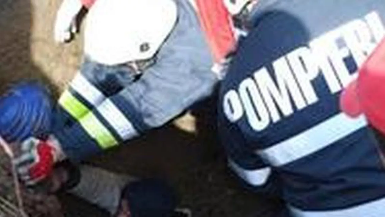 Doi morți în curtea Politehnicii din Capitală: Victimele, prinse sub un mal de pământ