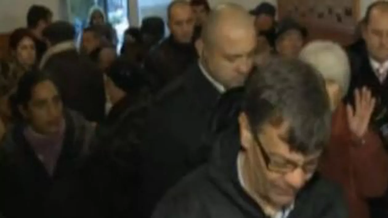 Jurnaliștii adunați la secția unde a votat Dan Diaconescu, evacuați pentru că încurcau procesul de vot