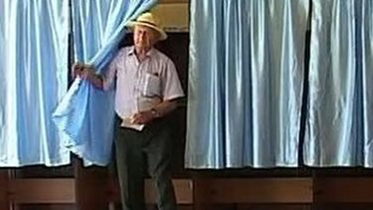 Alegeri parlamentare 2012: Un bărbat de 100 de ani a votat la Piteşti, unde a fost primit cu aplauze