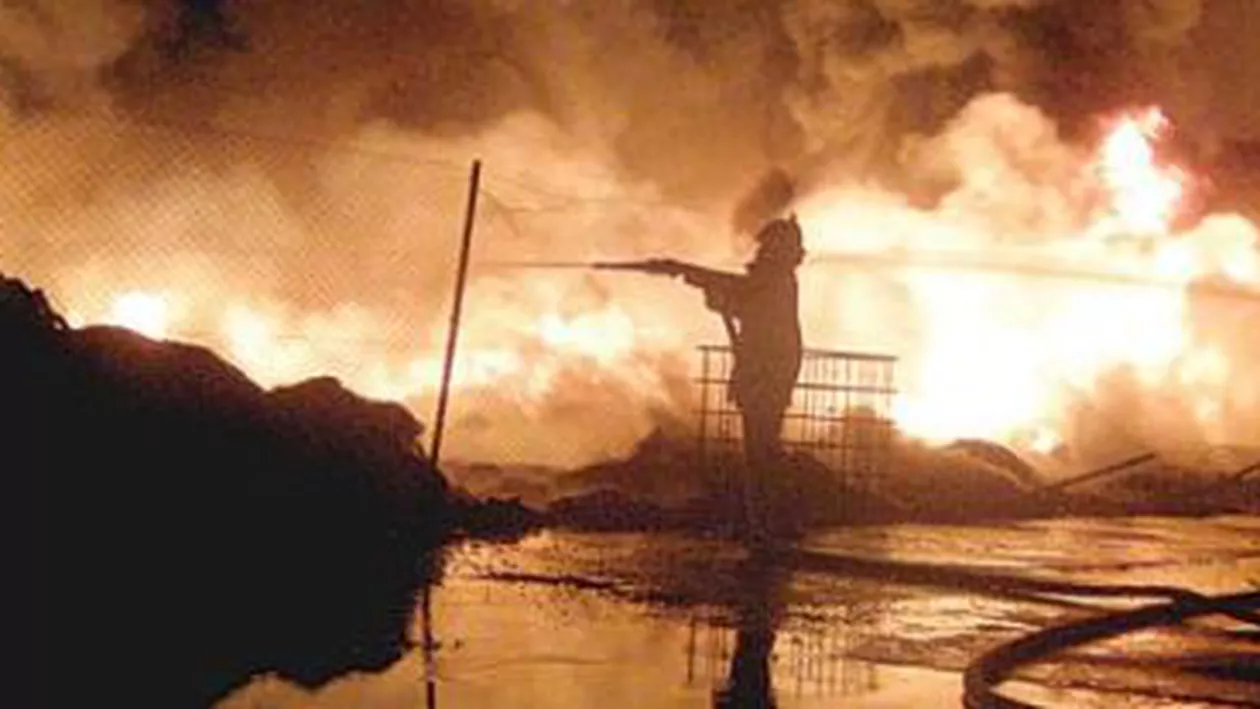 Incendiu puternic la un service auto din Bacău: Șapte tuburi cu oxigen au explodat