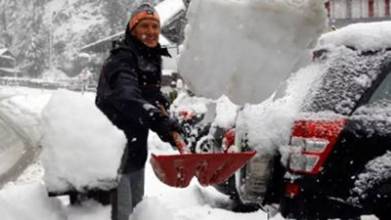 Aproximativ 50 de turiști, blocați în zona Padina-Peștera din cauza stratului mare de zăpadă