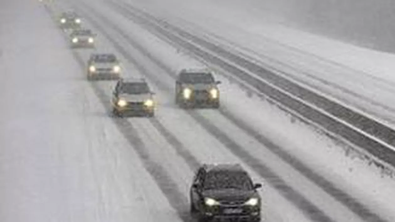 Trafic rutier îngreunat pe A1, după ce un tir a derapat din cauza zăpezii