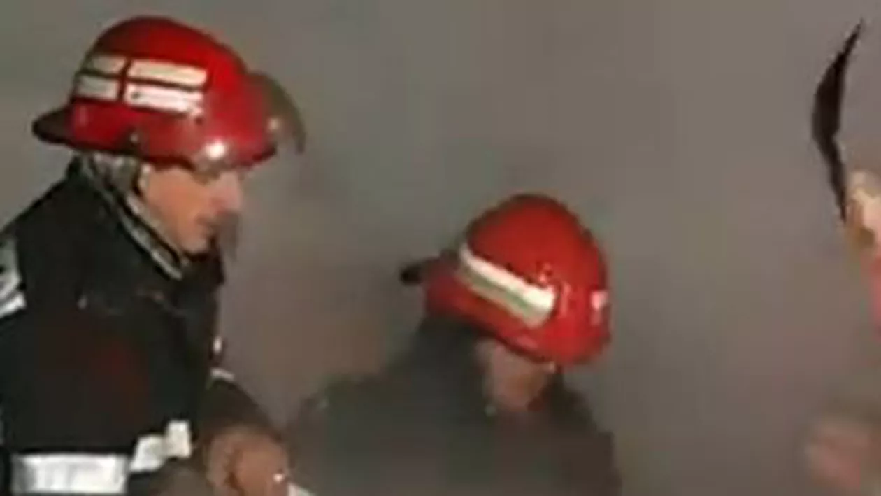 Incendiu în Băneasa: Trei familii au rămas fără casă de Sărbători (VIDEO)