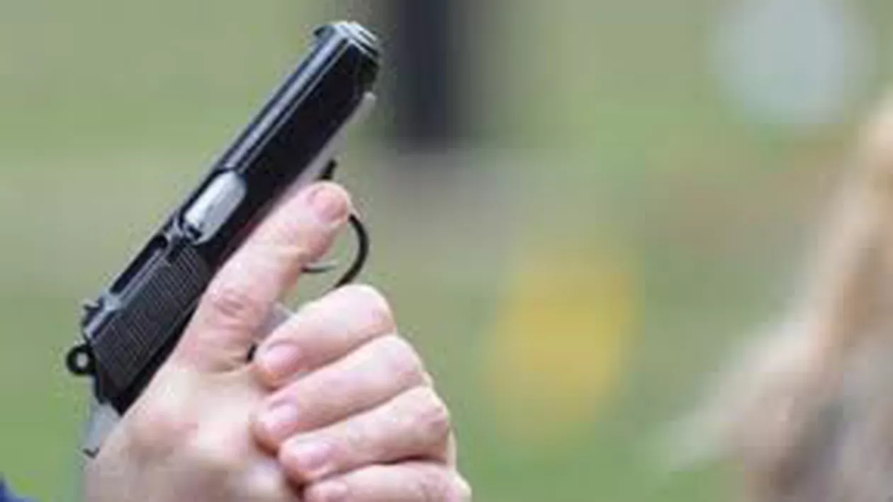 Un bărbat a tras două focuri de armă într-un magazin din Cluj, apoi a dispărut