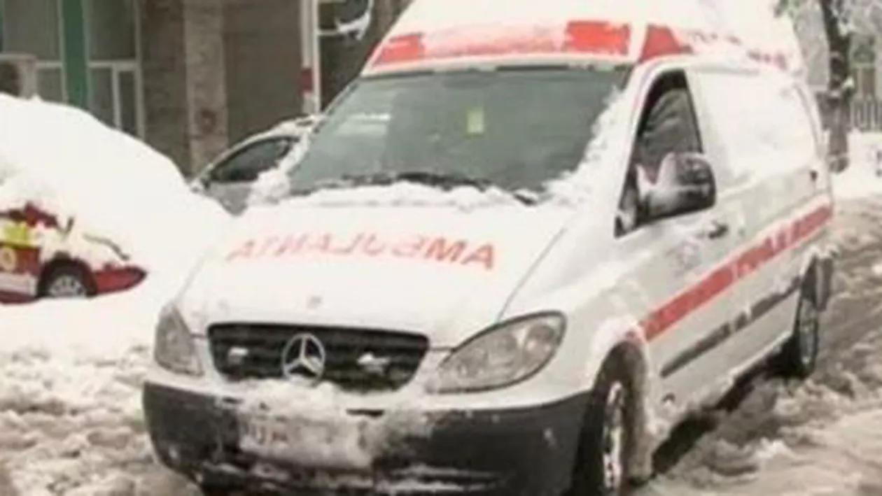 Un elev care făcea naveta a fost găsit în șoc hipotermic, cu degerături la mâini și picioare, în gara Vaslui