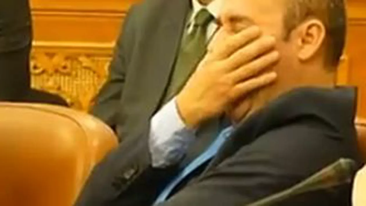 Ziua învestirii noului Guvern s-a dovedit plictisitoare pentru noii parlamentari (VIDEO)