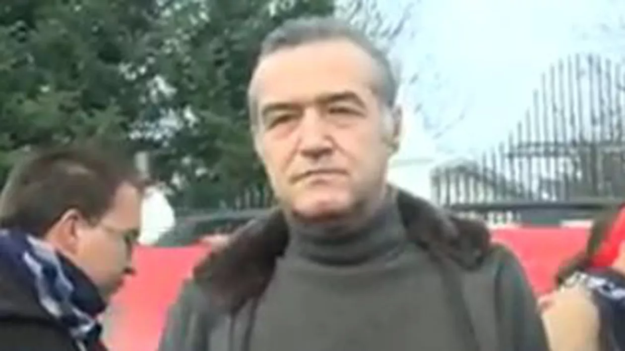 Gigi Becali, invadat din nou de sute de colindători: Angajații de la pază, depășiți de situație (VIDEO)