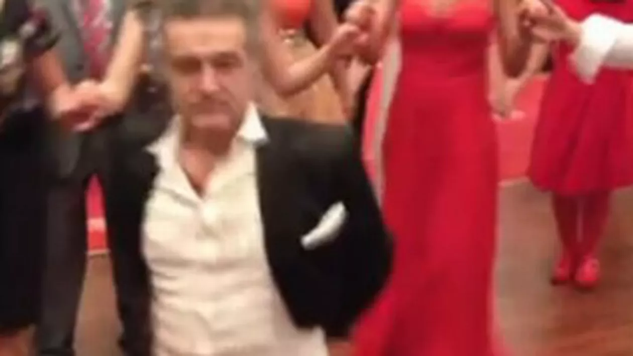 “Gigi Style”: Cum a dansat și cântat Becali de Revelion (VIDEO)