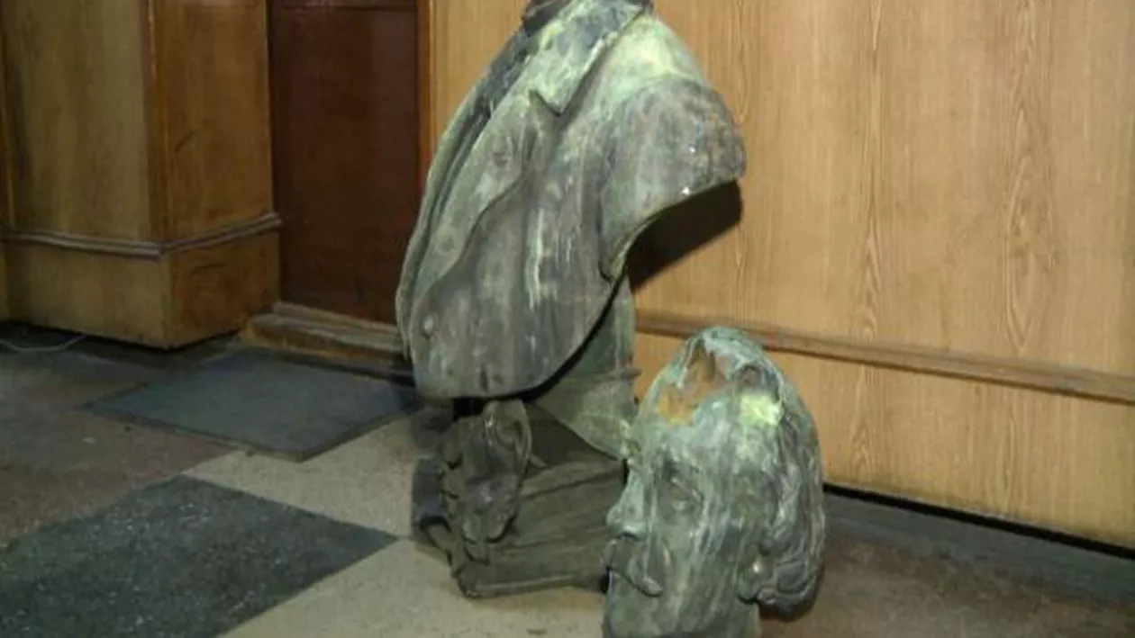 Bustul poetului Grigore Alexandrescu din Târgoviște, recuperat de la fier vechi, cu capul tăiat